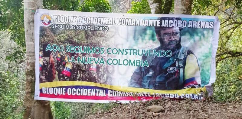 Las disidencias de las Farc dejaron esta pancarta en Dagua, Valle del Cauca, junto a una amenaza contra la alcaldesa de ese municipio.