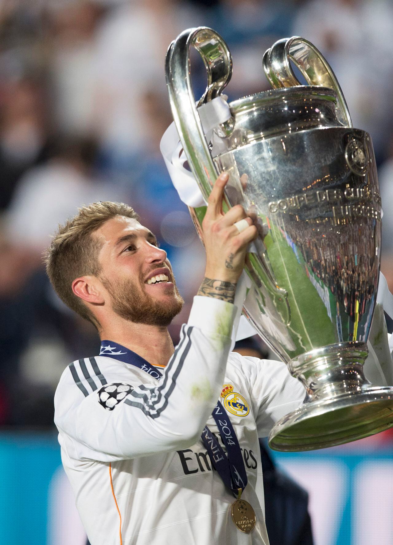Sergio Ramos alzando la dÃ©cima Copa de Europa del Real Madrid