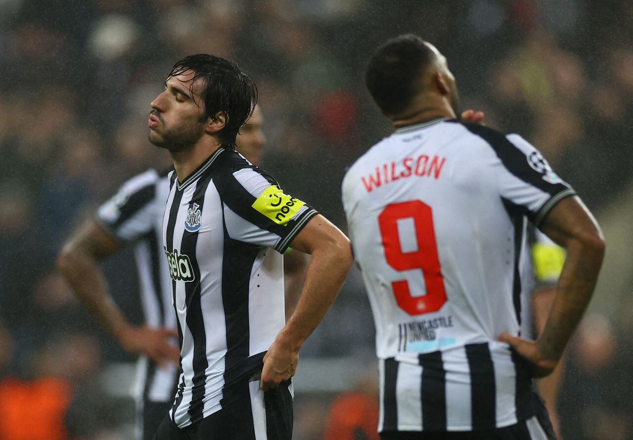 Soccer Football - Champions League - Group F - Newcastle United v Borussia Dortmund - St James' Park, Newcastle, Britain - October 25, 2023  Newcastle United's Sandro Tonali and Callum Wilson look dejected after the match Action Images via Reuters/Lee Smith