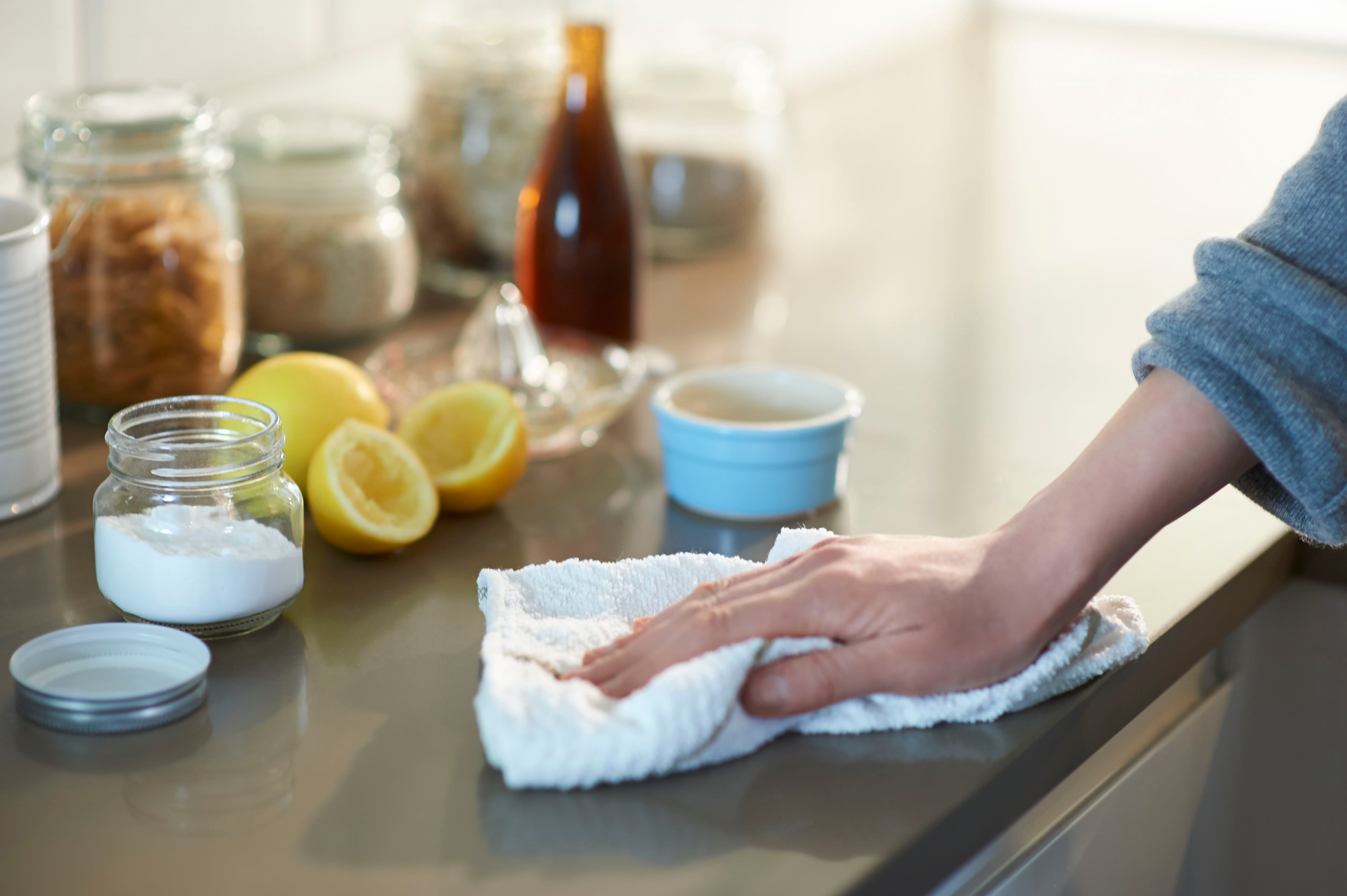 El truco definitivo para limpiar los trapos de cocina con un solo producto