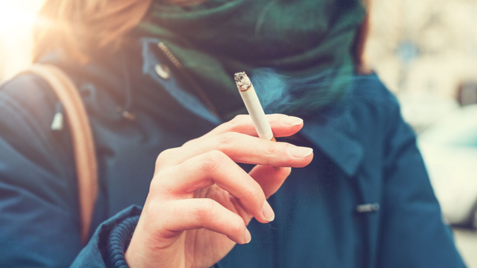 Cómo quitar el olor a cigarrillo de la ropa sin lavarla?