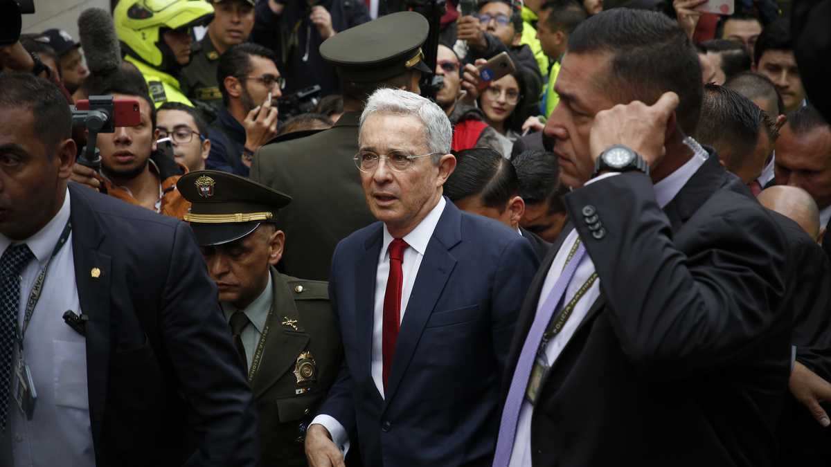 ¿puede Precluir El Caso Contra Álvaro Uribe