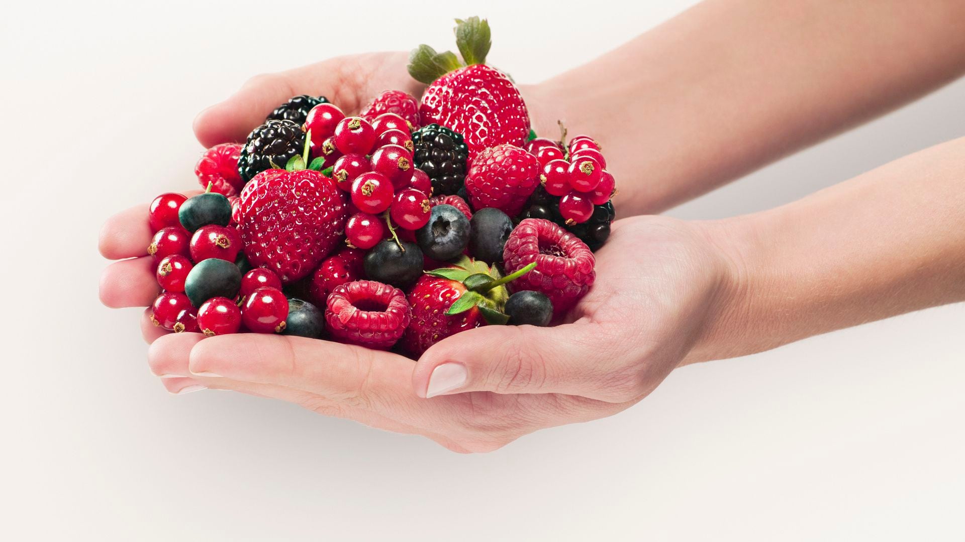 Propiedades y beneficios de ingerir frutos rojos en zumos para la salud