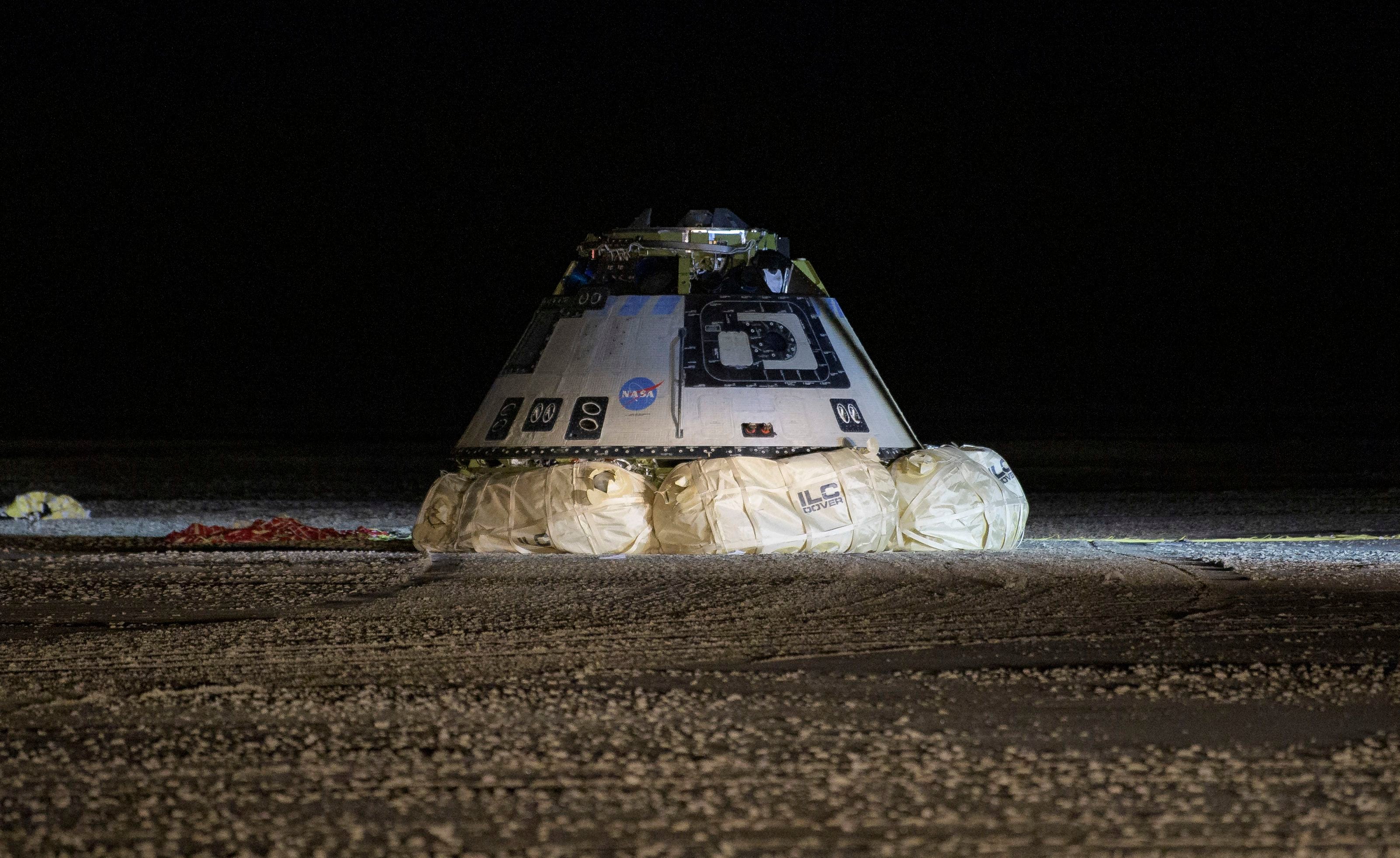 Космическая посадка. Космический корабль CST-100 Starliner. Космический корабль Боинг Старлайнер. Приземление Starliner. Космическая капсула NASA CST-100.