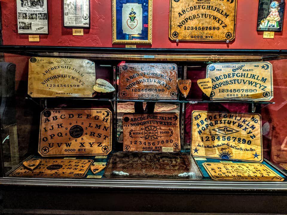 7 datos curiosos sobre el tablero Ouija - Marcianos