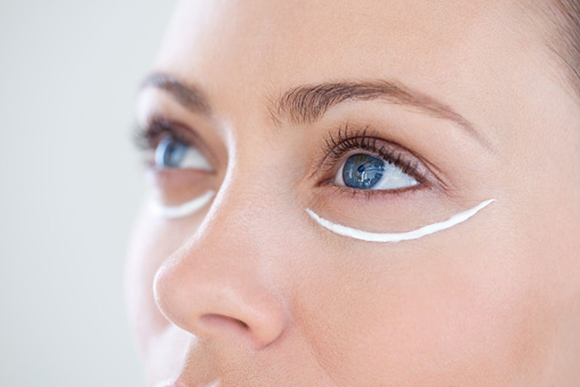Este es el maquillaje de ojos ideal para mujeres de 40 que ayuda a  disimular líneas de expresión