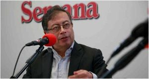 Gustavo Petro, senador, en las instalaciones de la revista Semana, en Bogotá