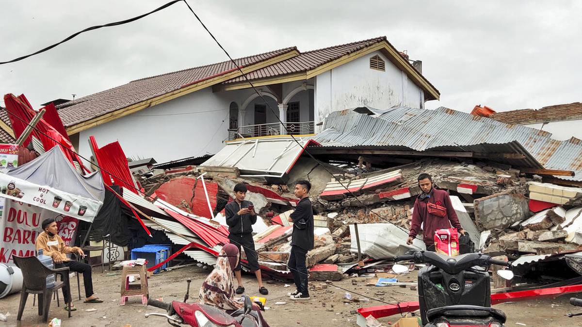 En Ruinas Asi Quedaron Calles De Indonesia Tras Terremoto De Magnitud 6 2
