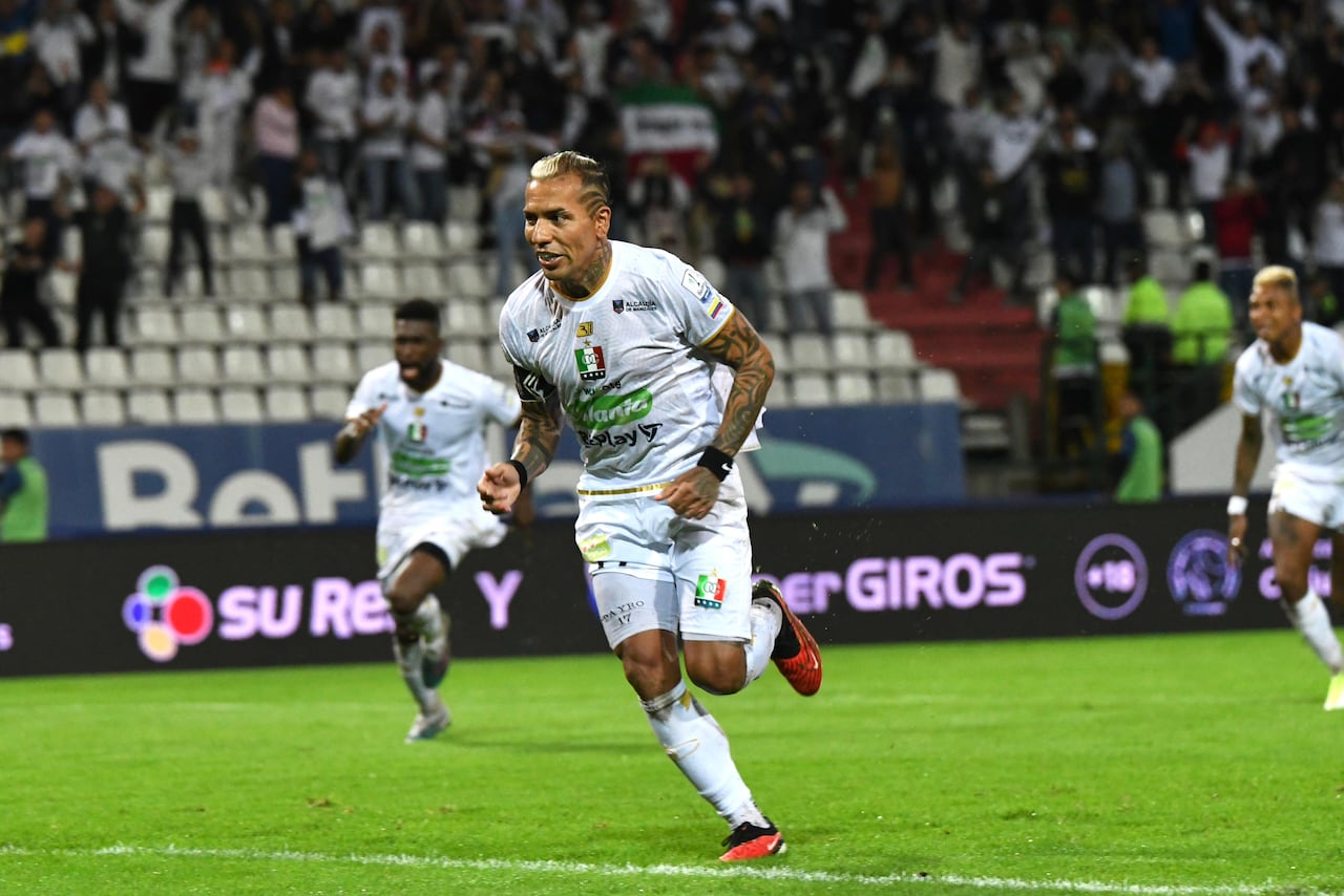 Dayro Moreno al marcar el segundo gol del partido entre Once Caldas y La Equidad por la fecha 1 del Grupo B de los cuadrangulares semifinales de la Liga colombiana 2024.