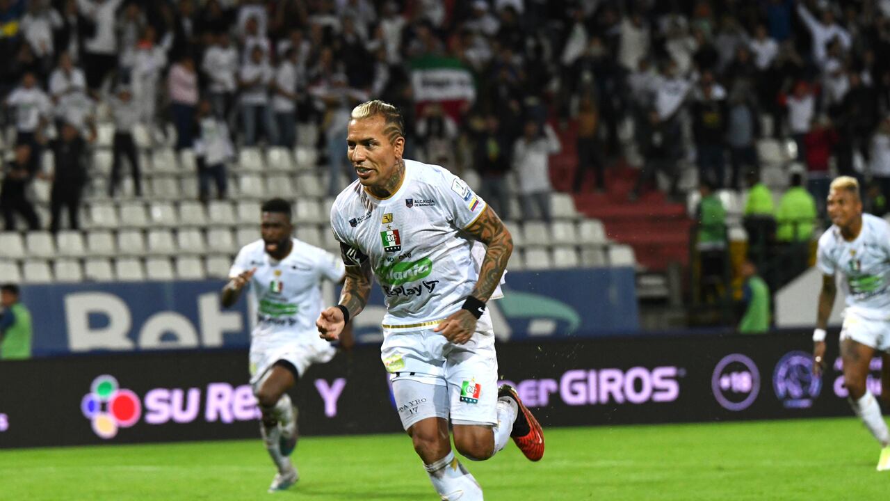 Dayro Moreno al marcar el segundo gol del partido entre Once Caldas y La Equidad por la fecha 1 del Grupo B de los cuadrangulares semifinales de la Liga colombiana 2024.