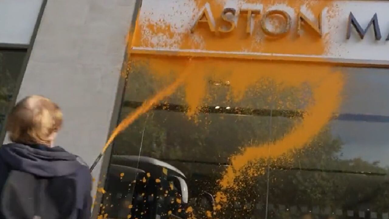 Captura de pantalla del video en el que se muestra a un hombre lanzando pintura contra la fachada.