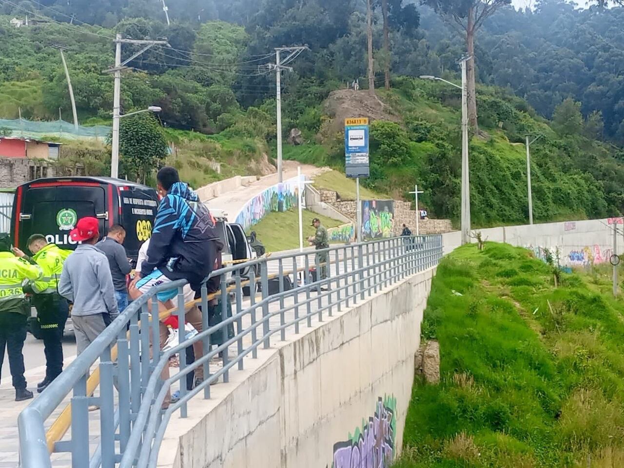 Uniformados de la Policía Metropolitana de Bogotá descartaron la presencia de explosivos.