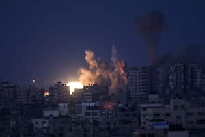 Una explosión en una torre residencial causada por los bombardeos israelíes en el norte de la Franja de Gaza el 12 de octubre de 2023 en la ciudad de Gaza, Gaza. Al menos 1.200 personas, entre ellas al menos 326 niños, han muerto y más de 300.000 han sido desplazadas, después de que Israel lanzara ataques aéreos sostenidos de represalia tras un ataque a gran escala de Hamás.