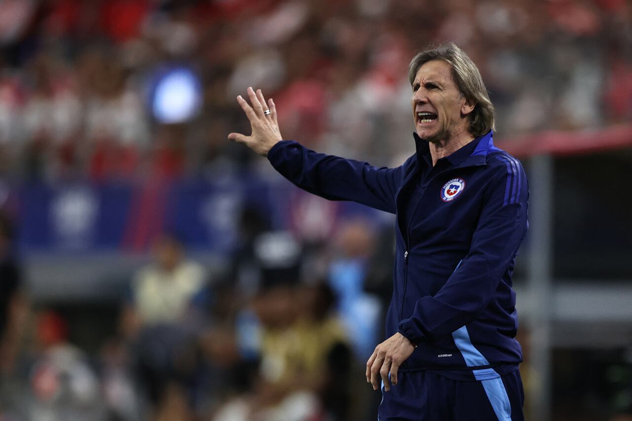 ARLINGTON, TEXAS - JUNE 21: Ricardo Gareca, Head Coach of Chile gives the team instructions during the CONMEBOL Copa America 2024 Group A match between Peru and Chile at AT&T Stadium on June 21, 2024 in Arlington, Texas.   Omar Vega/Getty Images/AFP (Photo by Omar Vega / GETTY IMAGES NORTH AMERICA / Getty Images via AFP)