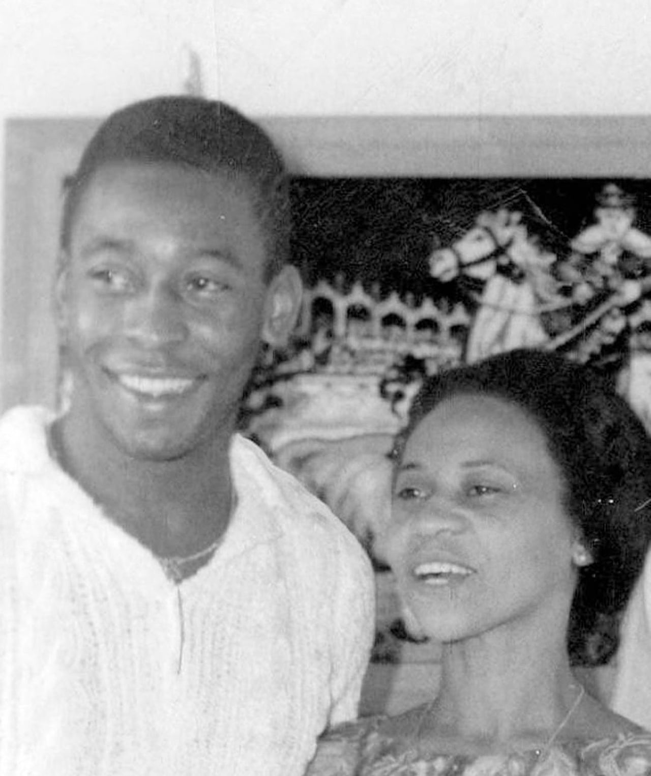 La cuenta oficial de Pele publicó varias imágenes del astro con su madre