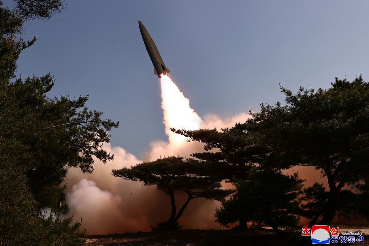 Esta fotografía tomada el 17 de mayo de 2024 y publicada por la Agencia Central de Noticias Coreana (KCNA) oficial de Corea del Norte el 18 de mayo de 2024 muestra un disparo de prueba de un misil balístico táctico en el que se introduce un nuevo sistema de navegación autónomo en el Mar Oriental de Corea.