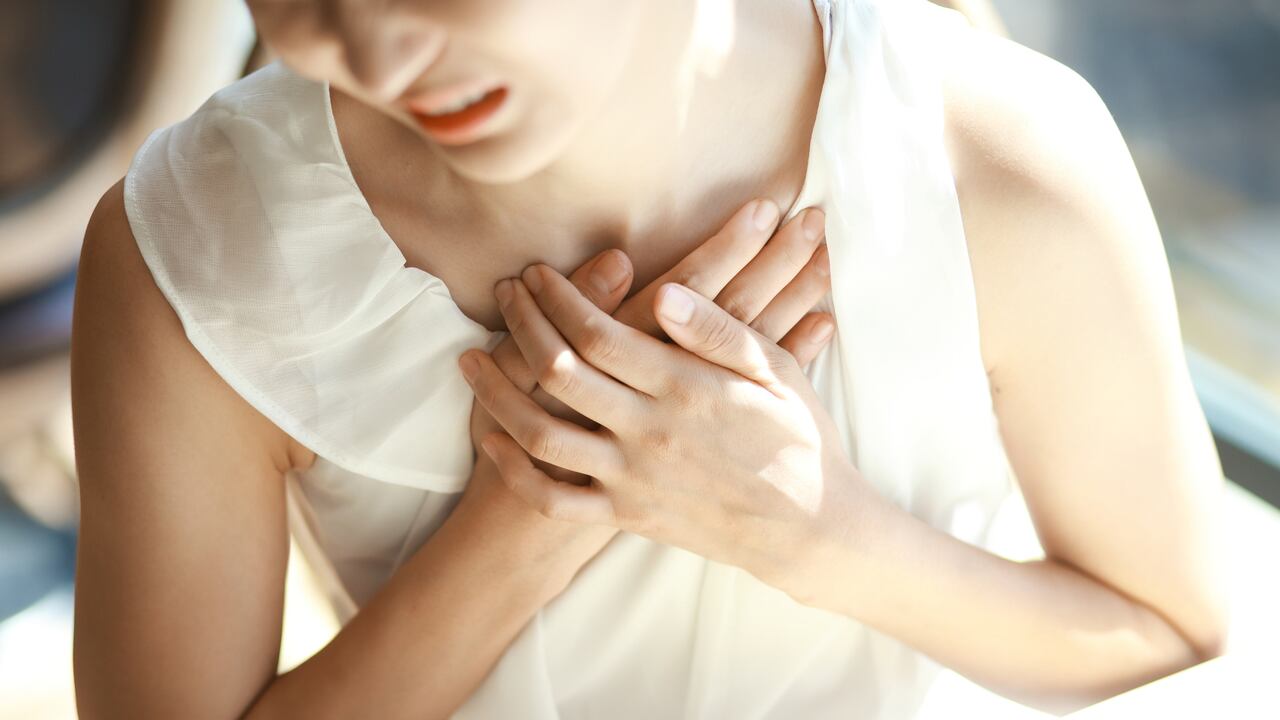 Síntomas de infarto que solo se suelen presentar en las mujeres