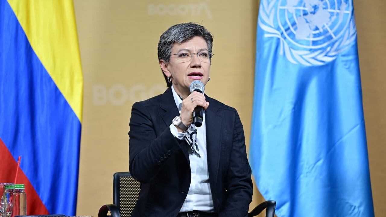 Alcaldesa Claudia López recibiendo el informe de relatoría sobre lo ocurrido en Bogotá en septiembre de 2020.