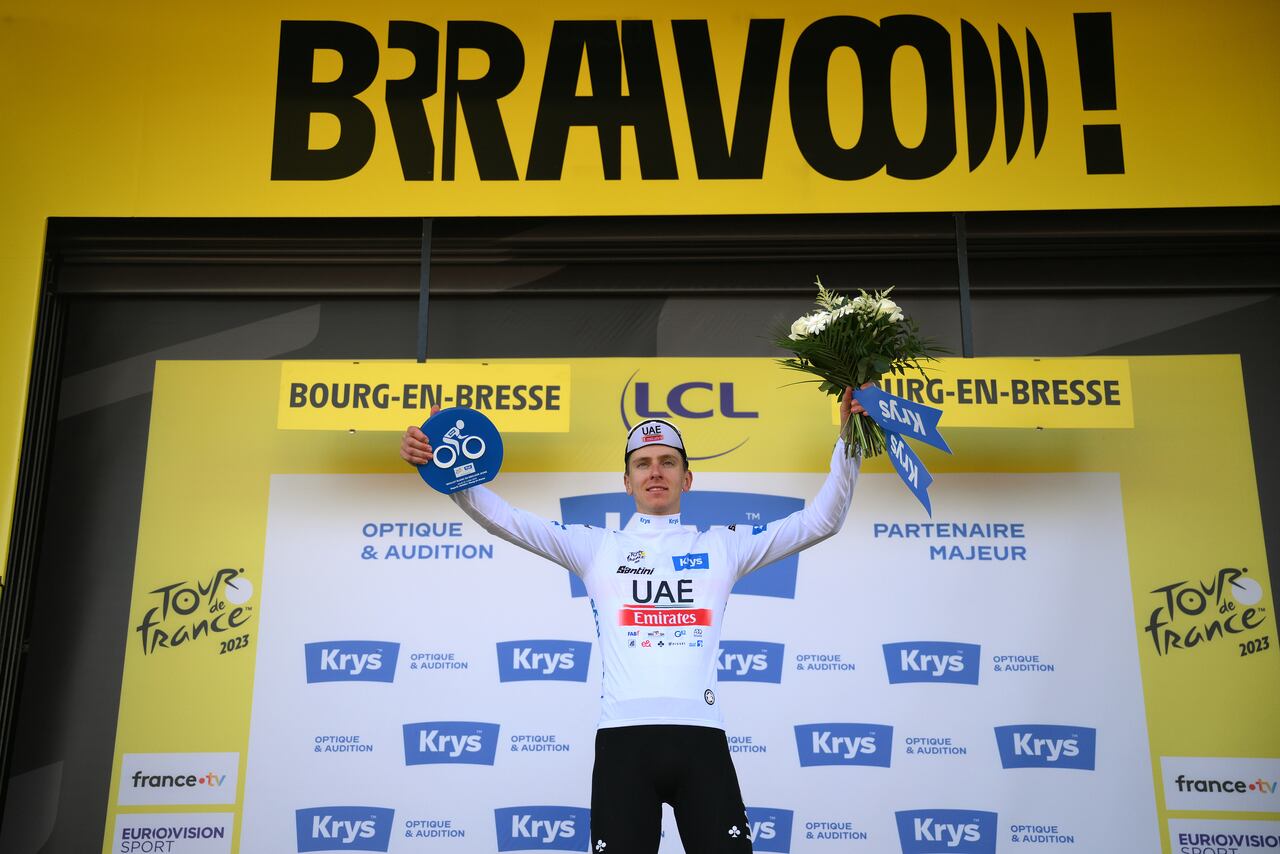 Pogacar recibiendo condecoración tras la etapa número 18 del Tour de Francia