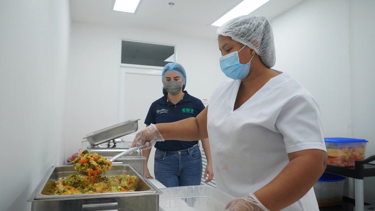 La alimentación diaria hace parte del nuevo centro para los beneficiados