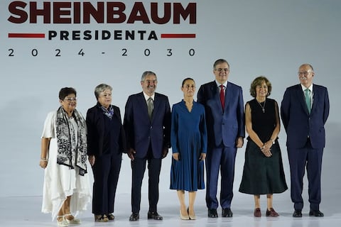La presidenta entrante Claudia Sheinbaum posa para una fotografía grupal con miembros de su nuevo gabinete, en la Ciudad de México, el jueves 20 de junio de 2024.