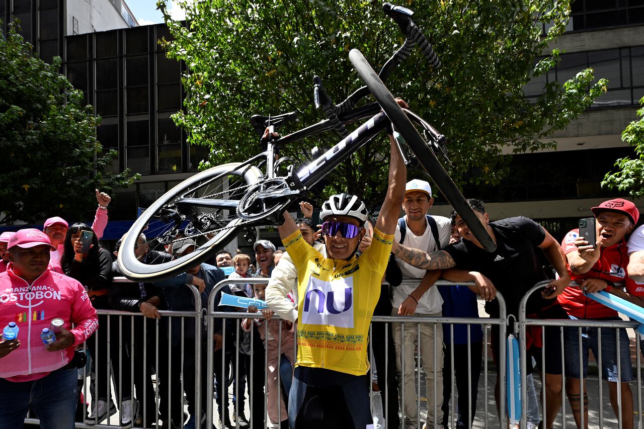 NU Colombia Rodrigo Contreras celebra tras ganar el Tour Colombia. UCI 2024 in Bogota, Colombia, on February 11, 2024. (Photo by Luis Acosta / AFP)