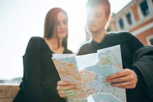 Turistas leyendo un mapa