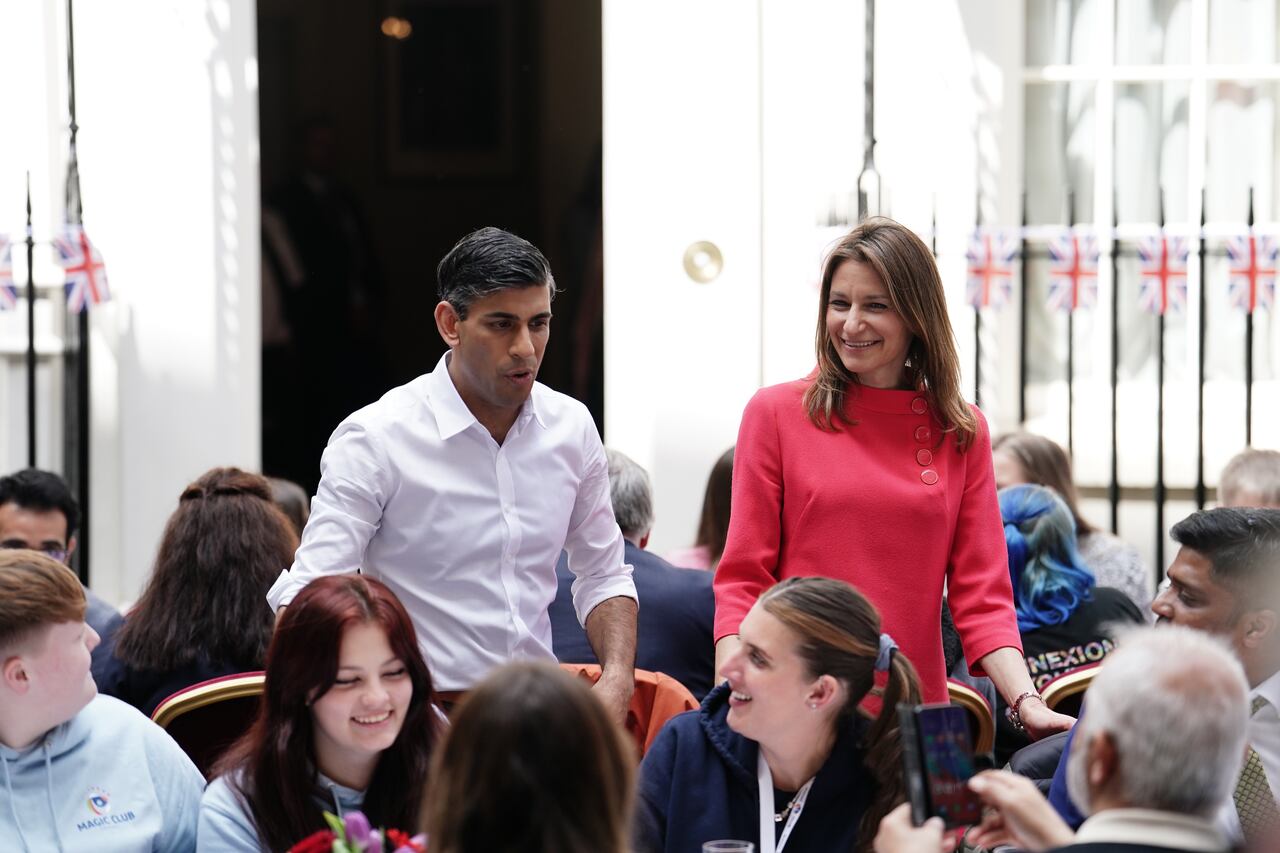 El primer ministro Rishi Sunak y Lucy Fraser hablan con los invitados durante un gran almuerzo de coronación en Downing Street, Londres