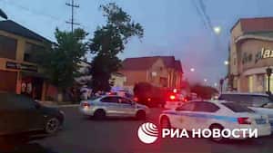 Captura de pantalla de un video publicado por la agencia estatal de noticias rusa RIA Novosti que muestra un área sellada por la policía luego de ataques contra iglesias