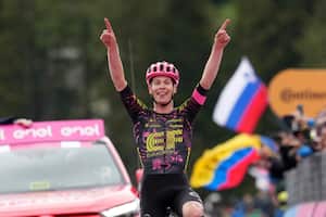 Georg Steinhauser celebra su victoria en la 17ma etapa del Giro de Italia desde Selva di Val Gardena hasta Passo Brocon, Italia, el miércoles 22 de mayo de 2024. (Gian Mattia D'Alberto/LaPresse vía AP)