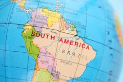 En Sudamérica, la distribución del poder se muestra de manera singular en Chile y Bolivia, con Valparaíso, la ‘joya del Pacífico’, siendo un centro legislativo clave.