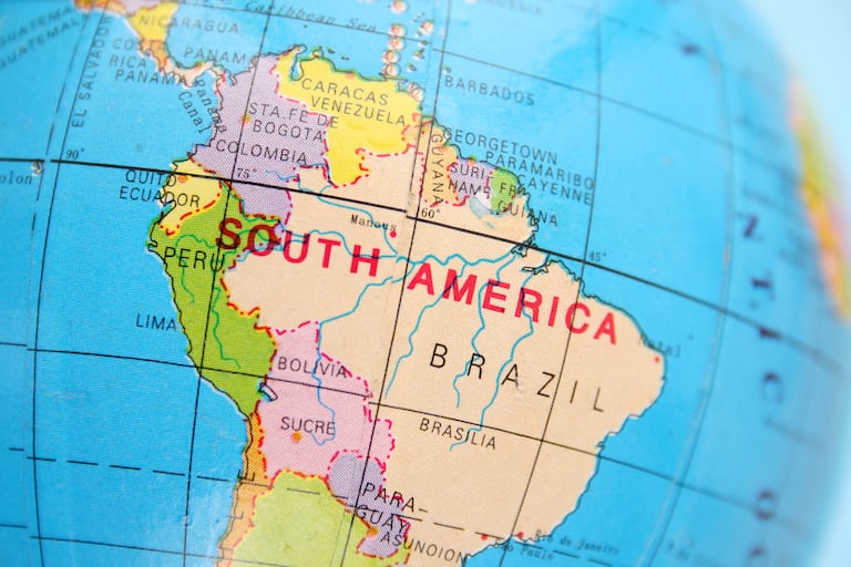 En Sudamérica, la distribución del poder se muestra de manera singular en Chile y Bolivia, con Valparaíso, la ‘joya del Pacífico’, siendo un centro legislativo clave.