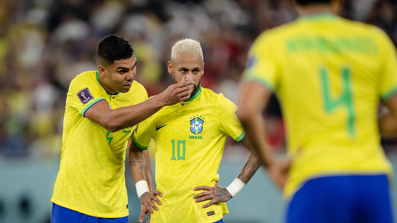 DOHA, QATAR - DECEMBER 05: Casemiro (L) and Neymar (R) of Brazil looking on during the FIFA World Cup Qatar 2022 round of 16 match between Brazil and Korea at Stadium 974 on December 5, 2022 in Doha, Qatar. (Photo by Marvin Ibo Guengoer - GES Sportfoto/Getty Images)