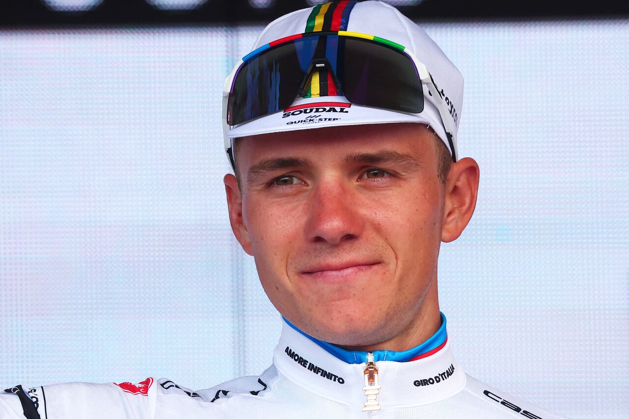 oudal - Quick Step's Belgian rider Remco Evenepoel celebrates wearing the best young rider's white jersey on the podium after the second stage of the Giro d'Italia 2023 cycling race, 202 km between Teramo and San Salvo, on May 7, 2023. (Photo by Luca Bettini / AFP)