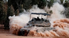 Un tanque israelí maniobra cerca de la frontera entre Israel y Gaza
