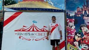 José María Díaz con la camiseta de River Plate en su circo.