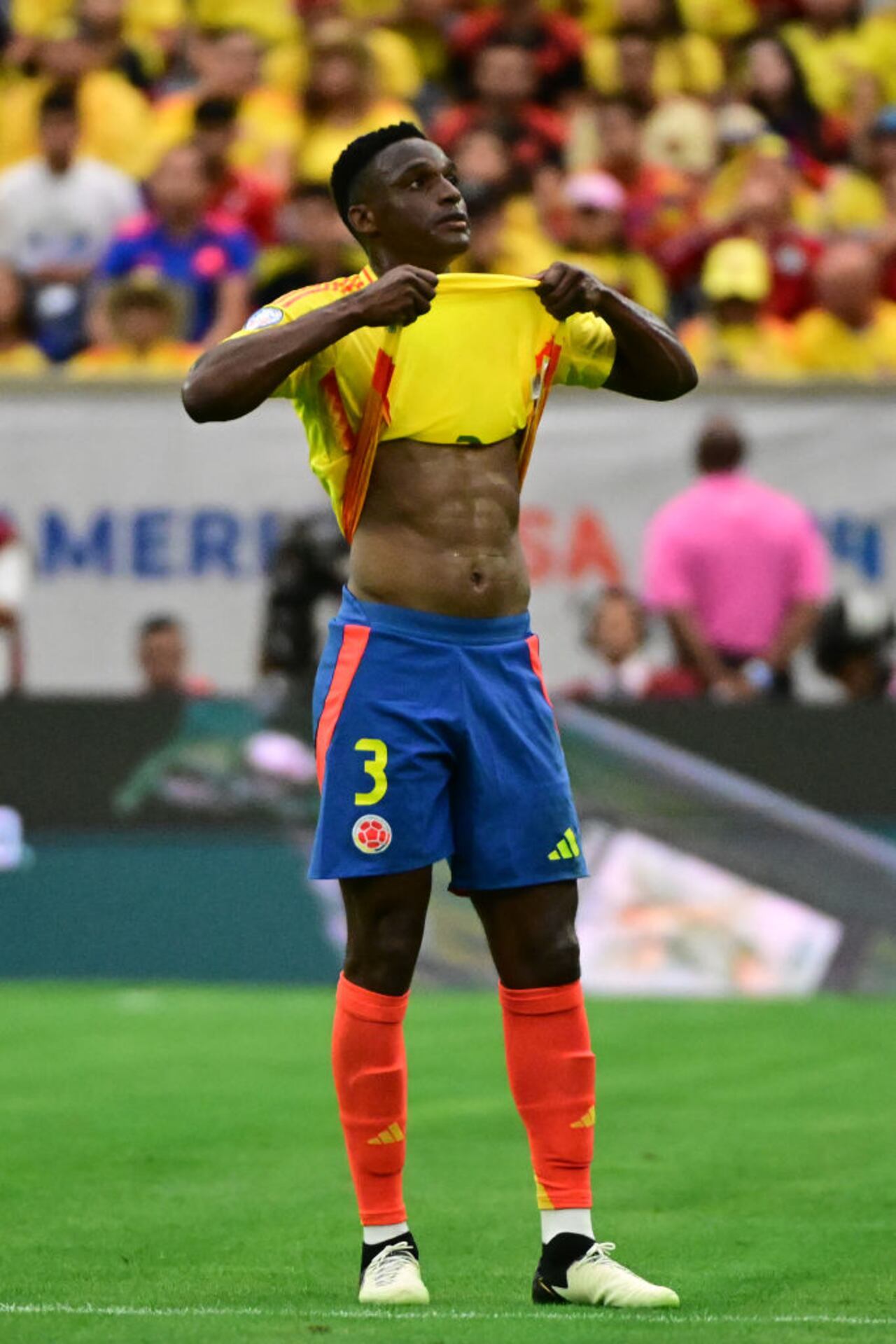 En el debut de la Selección Colombia en la Copa América, el defensa central, Jhon Lucumí, se retiró lesionado.