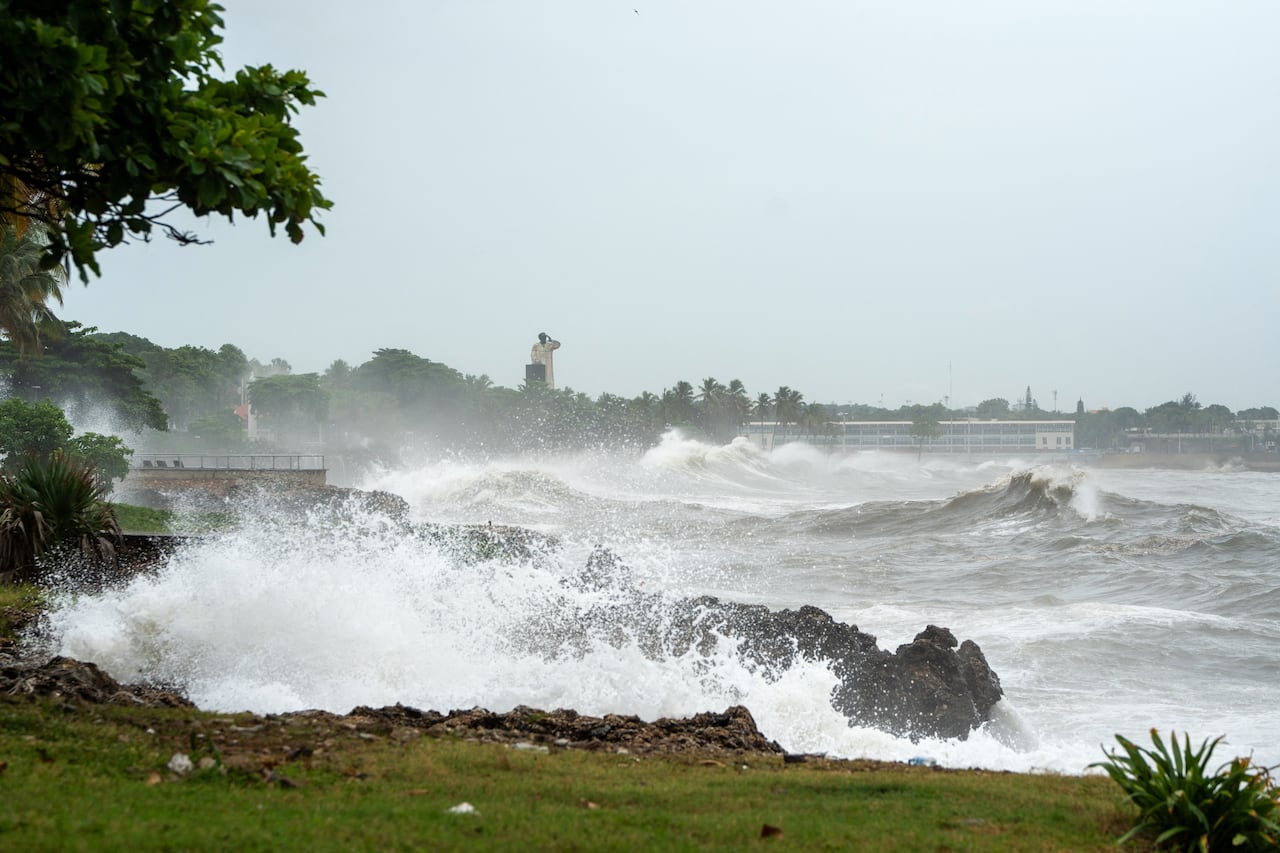 Mareas altas tras el huracán Beryl en Santo Domingo el 2 de julio de 2024, que se precipitaba hacia Jamaica como una monstruosa tormenta de categoría 5, después de matar al menos a cinco personas.