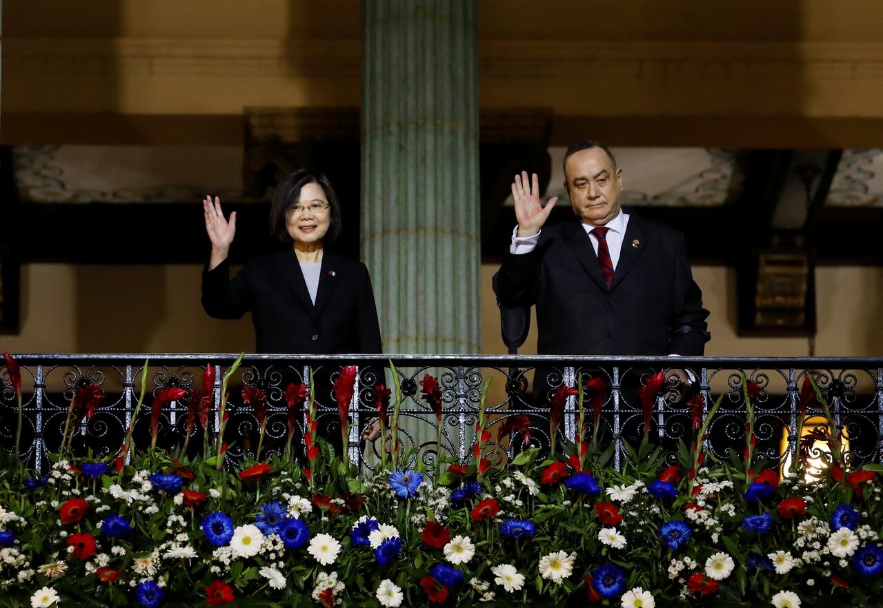 La presidenta de Taiwán, Tsai Ing-wen, posa con su homólogo guatemalteco, Alejandro Giammattei, en el Palacio Nacional de la Cultura, en la Ciudad de Guatemala