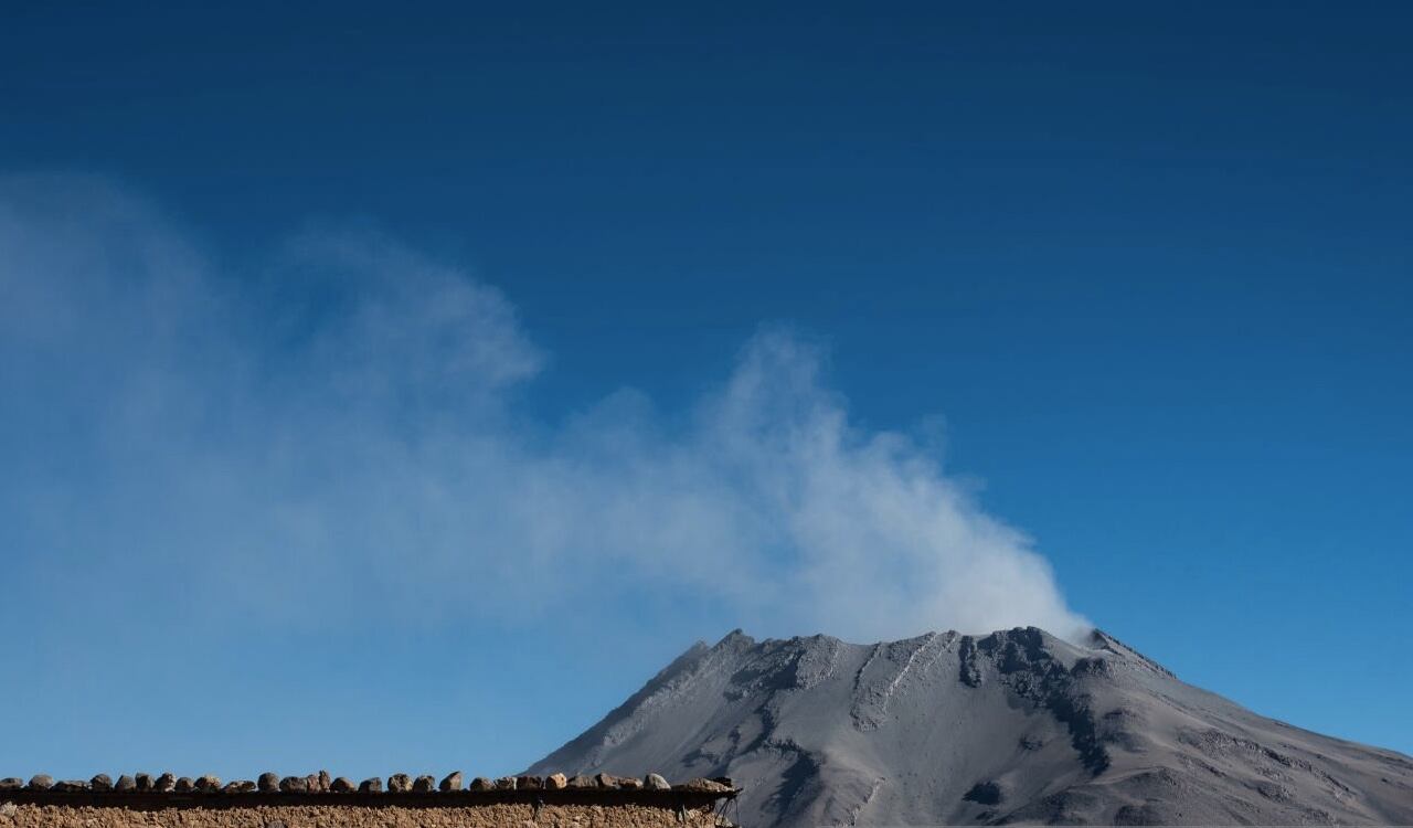 El volcán Ubinas sigue expulsando cenizas