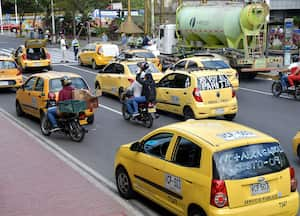 Varios taxistas se han unido al plantón que se llevo  a cabo  en los alrededores del Centro Administrativo Municipal, CAM. Los motoristas afirman que el alto precio de los combustibles y la propagación del servicio informal los tiene al borde del colapso económico. Fotos Raúl Palacios / El Pais / Julio 24 del 2023 Cali.