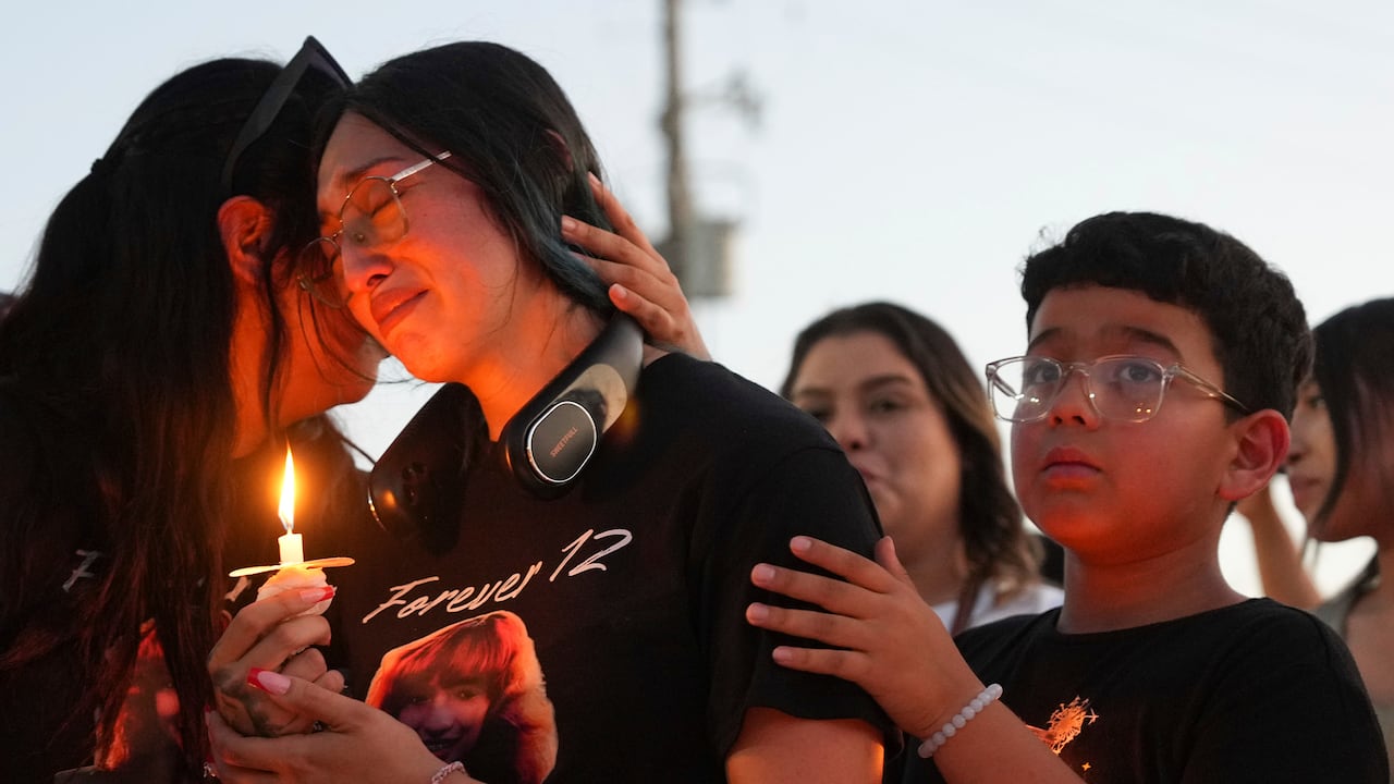 Alexis Nungaray, la madre de Jocelyn Nungaray, centro, recibe consuelo durante una vigilia con velas para su hija el viernes 21 de junio de 2024 en Houston.