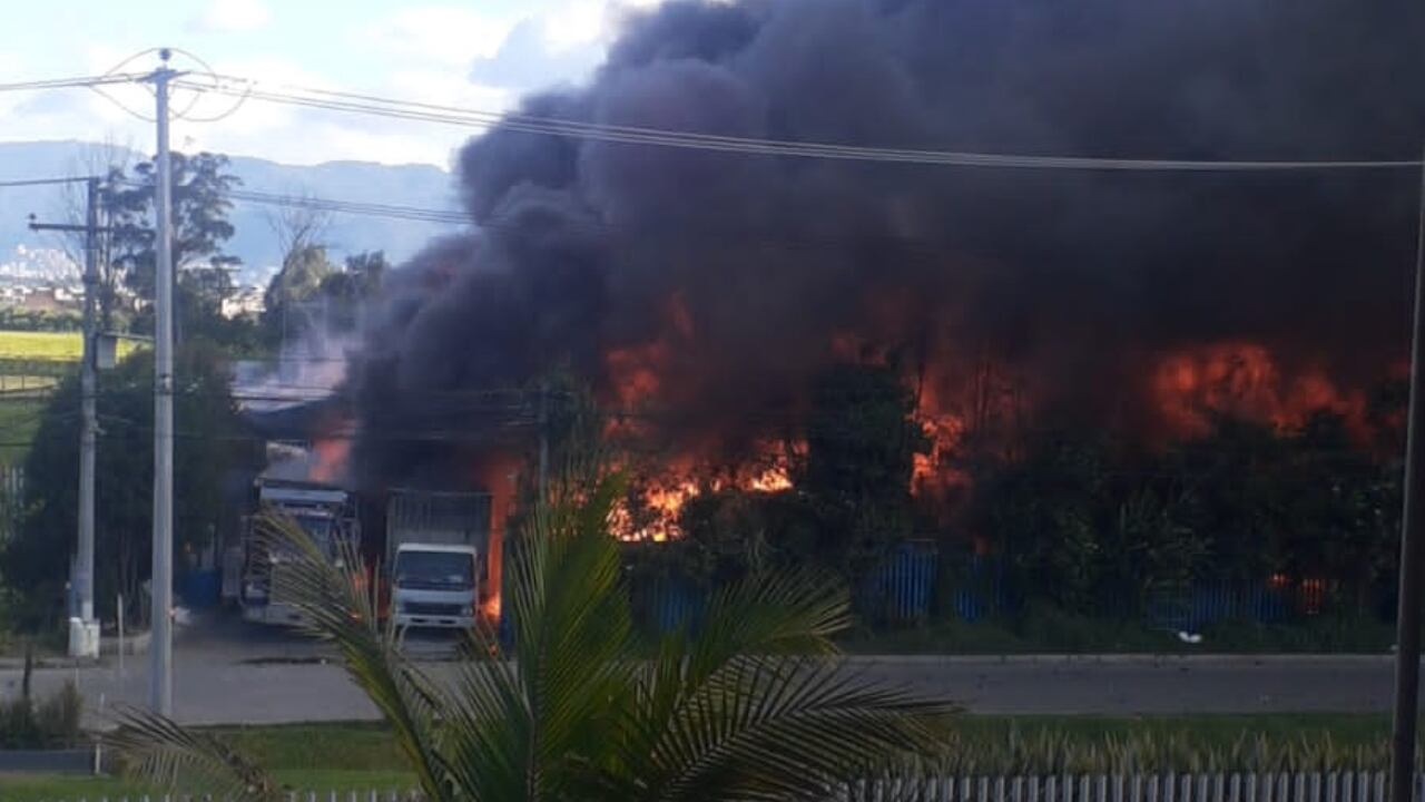 El incendio se da al interior de una empresa de químicos.