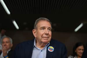 l candidato presidencial de la oposición venezolana por el partido Plataforma Unitaria Democrática, Edmundo González Urrutia, asiste a una reunión con trabajadores de la salud en Caracas el 18 de junio de 2024.