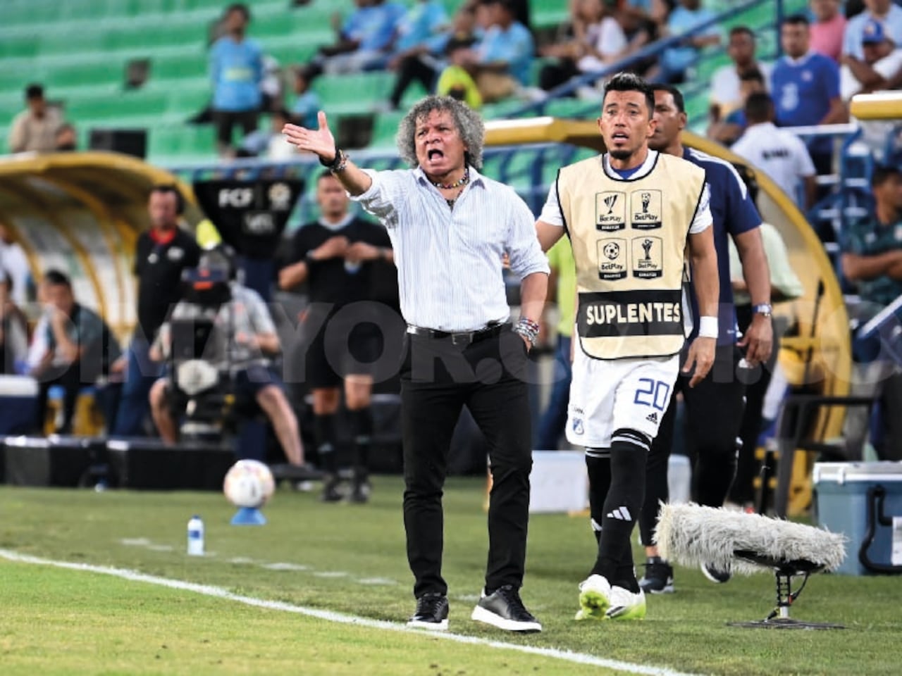 Alberto Gamero reclama una decisión arbitral durante el partido entre Jaguares y Millonarios.