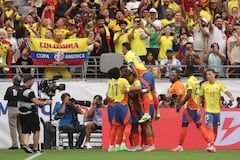 GLENDALE, ARIZONA - JULY 06: John Cordoba of Colombia celebrates with teammates after scoring the team's first goal during the CONMEBOL Copa America 2024 quarter-final match between Colombia and Panama at State Farm Stadium on July 06, 2024 in Glendale, Arizona.   Ezra Shaw/Getty Images/AFP (Photo by EZRA SHAW / GETTY IMAGES NORTH AMERICA / Getty Images via AFP)