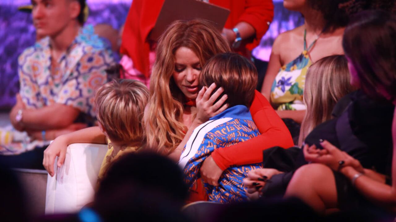 Shakira y sus hijos en los Premios Juventud 2023 - (Photo by Gladys Vega/Getty Images)