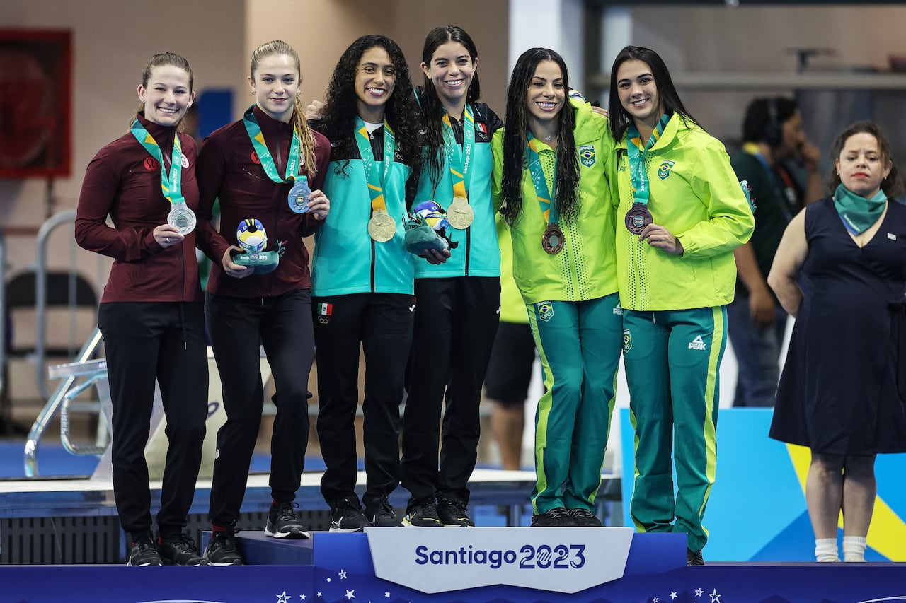 Kate Anne Miller y Caeli Mcay del Equipo de Canadá, Gabriela Agundez y Alejandra Orozco del Equipo de México y Giovanna Pedroso e Ingrid de Olveira del Equipo de Brasil se paran en el podio durante la Plataforma de 10m Sincronizada Femenina en el Centro Acuático del Parque Deportivo Estadio Nacional en el Día 3 de los Juegos Panamericanos Santiago 2023 el 23 de octubre de 2023 en Santiago, Chile.