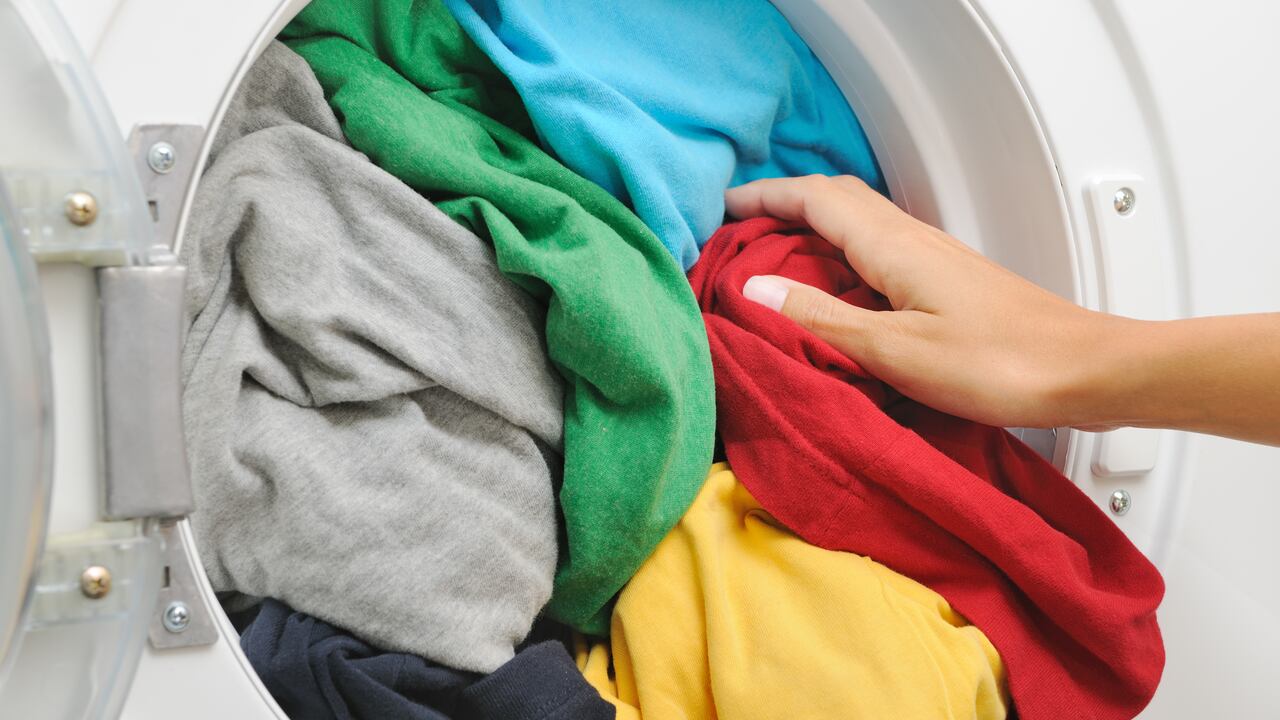 Mezclar ropa de todos los colores puede ocasionar este tipo de inconvenientes.
