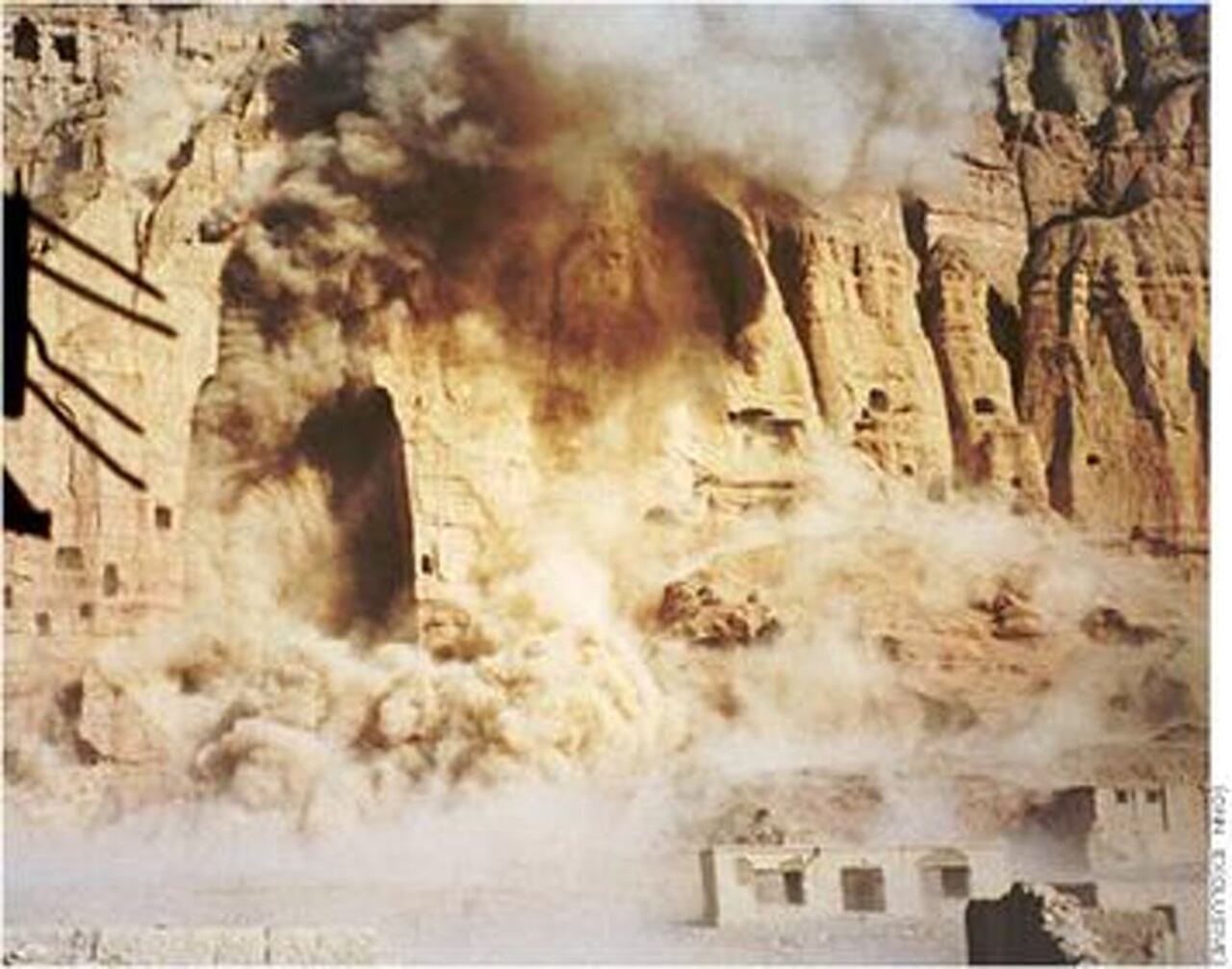 Imagen del momento de la destrucción de los Budas de Bamiyán el 21 de marzo de 2001 tomadas de la CNN. Wikimedia Commons / CNN